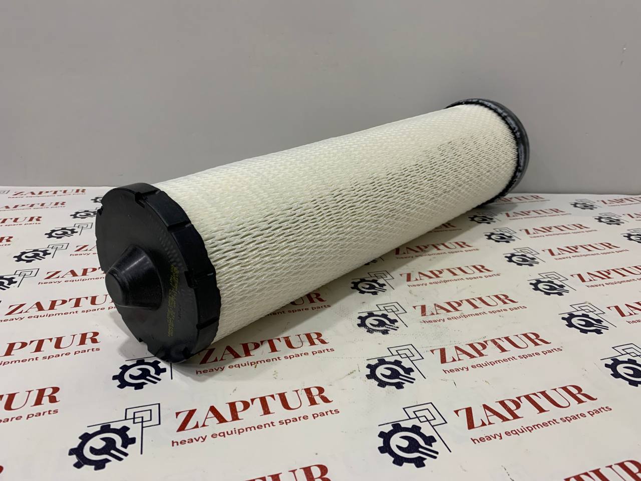 This air filter kit is suitable for Caterpillar machinery