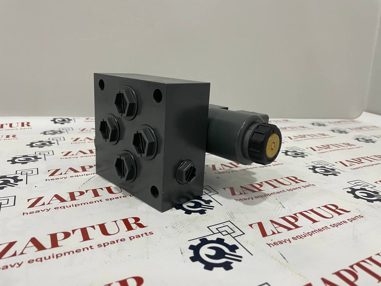 This directional control valve is suitable for Liebherr machinery