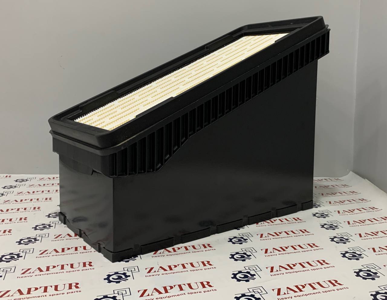 This air filter is suitable for Liebherr machinery