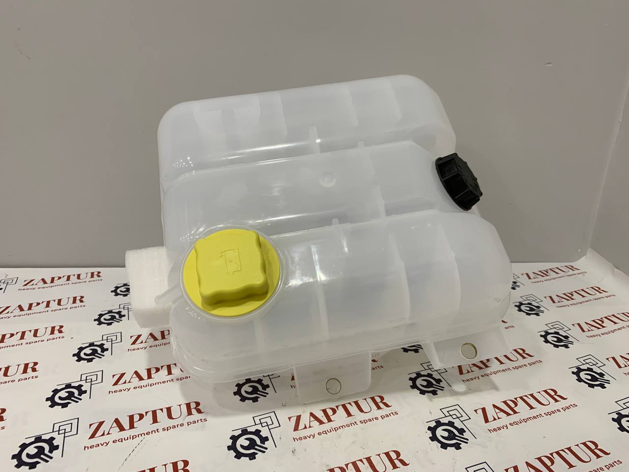 This expansion tank is suitable for Volvo Machinery