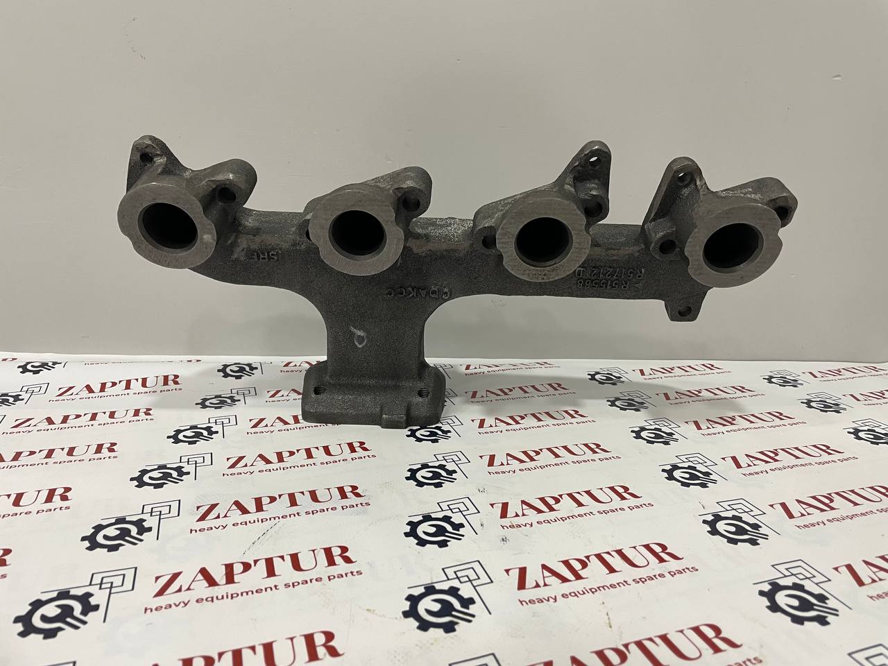 JOHN DEERE R515588 EXHAUST MANIFOLD [ZAPTUR]