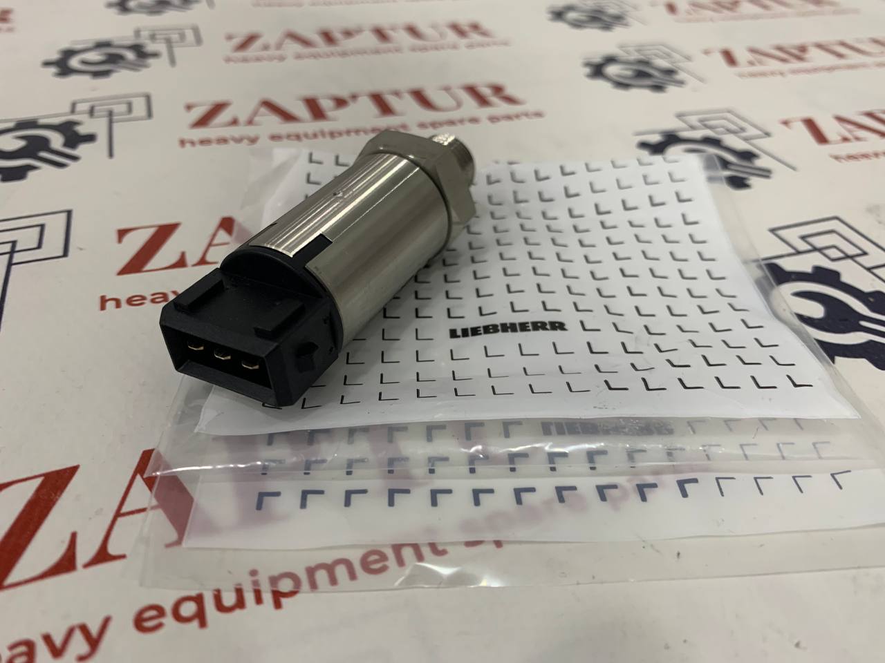 This pressure sensor is suitable for Liebherr machinery