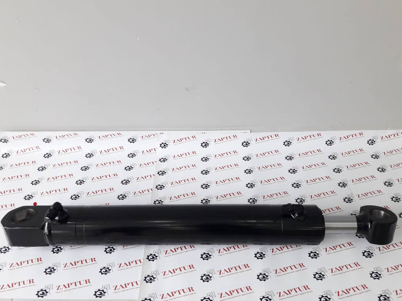 This hydraulic cylinder is suitable for Caterpillar machinery