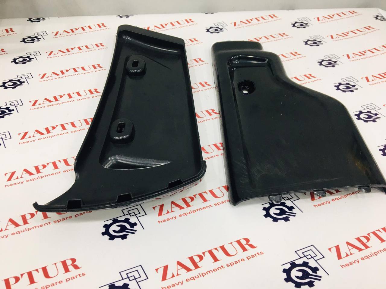 JCB 333/P6526 RH PIPE COVER [ZAPTUR]